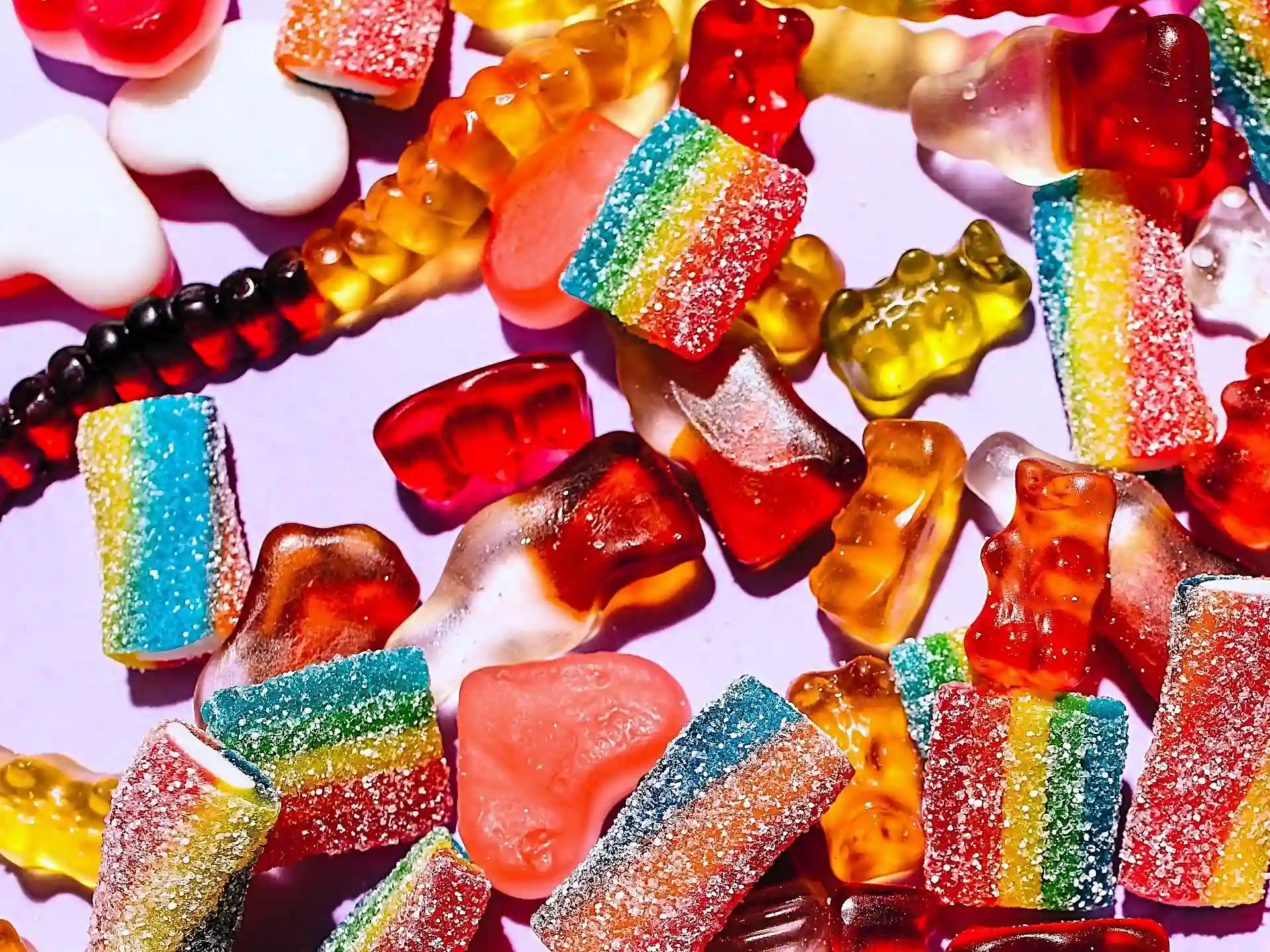 Problema de humedad en las gominolas ácidas, provocado por la capa ácida pegajosa y la absorción de humedad, que se ha solucionado mediante el uso de una mezcla ácida encapsulada en la fabricación de productos de confitería